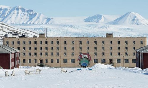  Thành phố ma từ thời Liên Xô có tên Pyramiden do người Na Uy xây dựng trên đảo Spitsbergen thuộc quần đảo Svalbard của Na Uy năm 1910. Đến năm 1927, chính phủ Na Uy bán nơi đây cho Liên Xô.